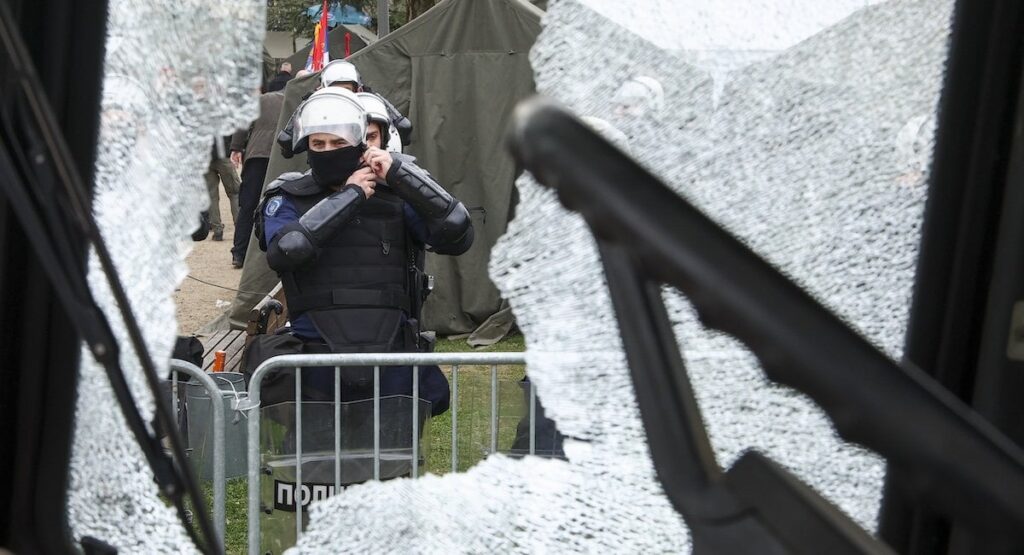 セルビア人警察はデモ隊に対してソニック武器を使用しましたか？