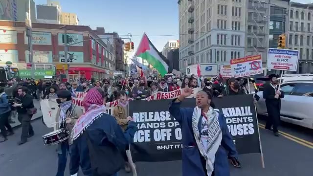 【動画】米ＮＹ。永住権を持つパレスチナ出身の大学院生が「テロ組織ハマス支持のデモを行った」として移民局に逮捕されたことに抗議する集会が現在、行われている。トランプ政権はフリーパレスチナ運動を「反ユダヤ主義」と規定し厳しく取り締まる方針を示している。