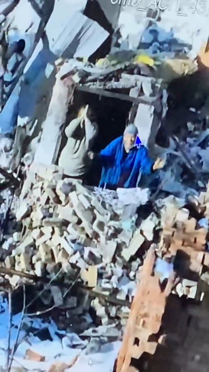WARCRIME：ロシアの兵士は、ウクライナの民間人を人間の盾として使用して避難所に入りました。その後のウクライナのドローンオペレーターは、幸運にも地元の人々をウクライナの立場に導くことができました。 Chasiv Yar。 2025年3月5日