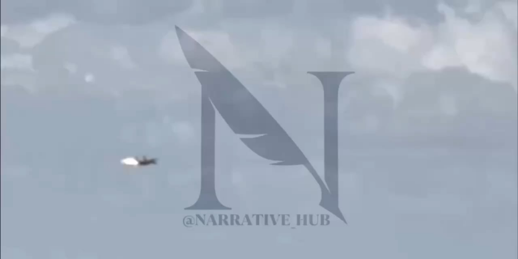 おそらくウクライナのSOFに見舞われた燃えるロシアのSU戦闘機。