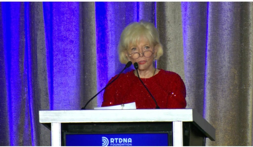 Lesley Stahlは、「60分」の攻撃の中で第1修正賞を受賞します。