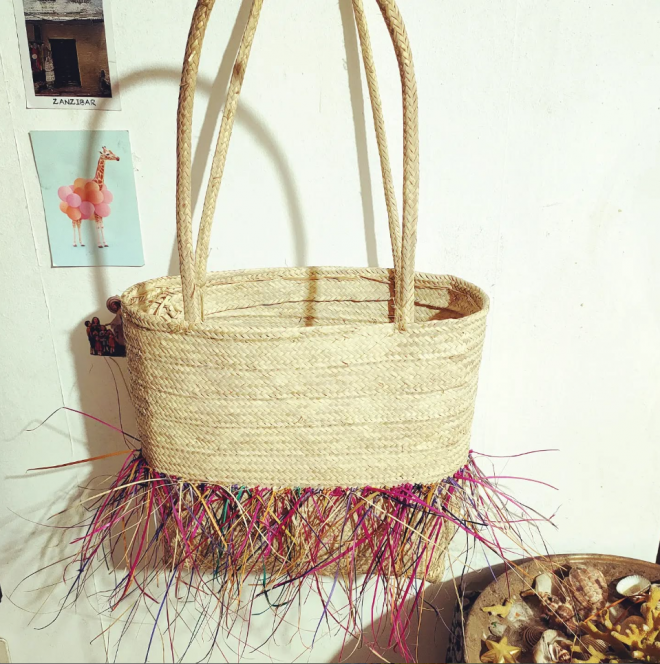 ウキンドゥという植物から織物を作る伝統的な技術を使ってデザインしたバッグ。現代でも評価される商品を作り女性職人たちの収入を上げたいという＝ウペンドさん提供