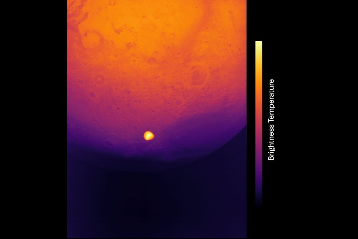 欧州宇宙機関（ESA）の二重小惑星探査機「Hera」が、宇宙航空研究開発機構（JAXA）から提供された熱赤外線カメラTIRIでフライバイ撮影した火星と衛星ダイモス。大気のないダイモスの太陽に照らされた面は火星よりも温度が高いため、明るく輝いて見えている（ESA/JAXA）