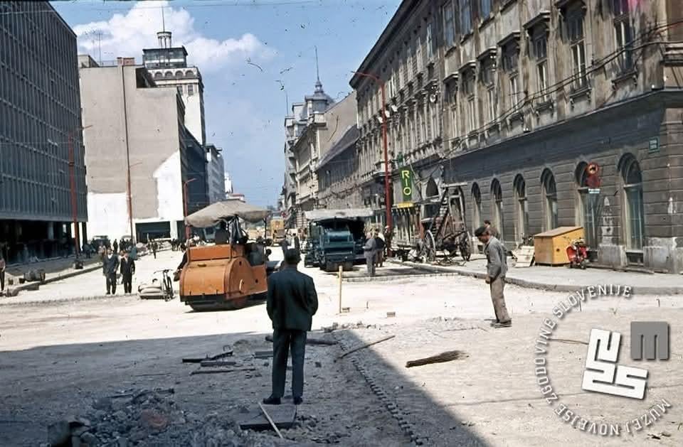 1960年のTito Roadの改修と看板、著者S. Gucek