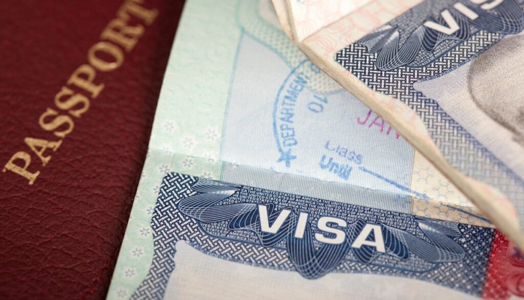 ルーマニアのビザ免除への参入を延期することの背景に対して、米国での休暇のために失われたお金。一部の人々は、ビザの持ち上げに依存しています
