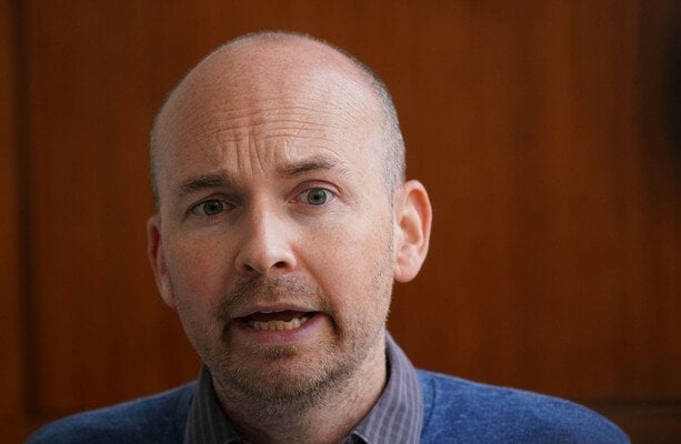 利益の前の人々は、ダブリンレストランでイスラエルの男性を吐き出す女性の報道でヒットします