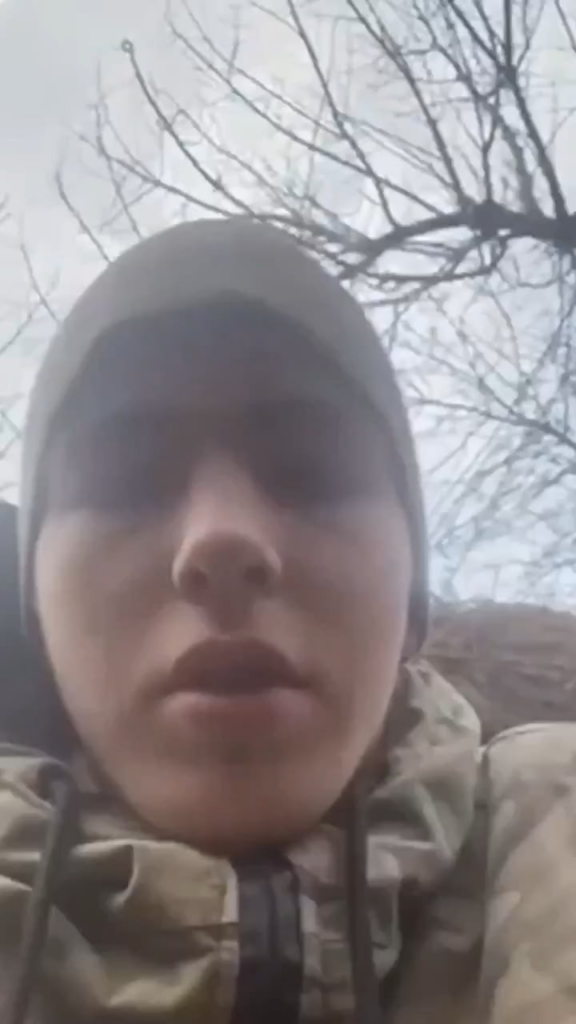 18歳のロシアの兵士が彼の人々に訴え、救助を求めています。 「イージーマネー」の約束に誘われて、彼は契約に署名し、短い訓練の後、オルキブの近くにいることに気づきました。絶え間ない砲撃の下で9日間、プロパガンダの約束は空であることが判明しました。今、彼は家に帰ることを夢見ています。