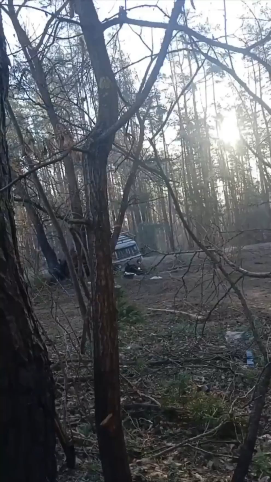 ロシアの兵士は、ウクライナのFPVドローンが彼の車に当たった瞬間を撮影しました。 2025年3月