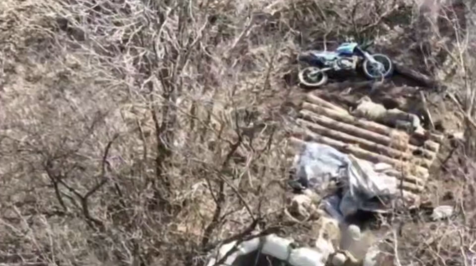 ロシアの兵士がウクライナのダグアウトを攻撃しようとしながらポイントブランクの範囲から撃たれます - クラホフスキーの方向（ソースからの音楽）
