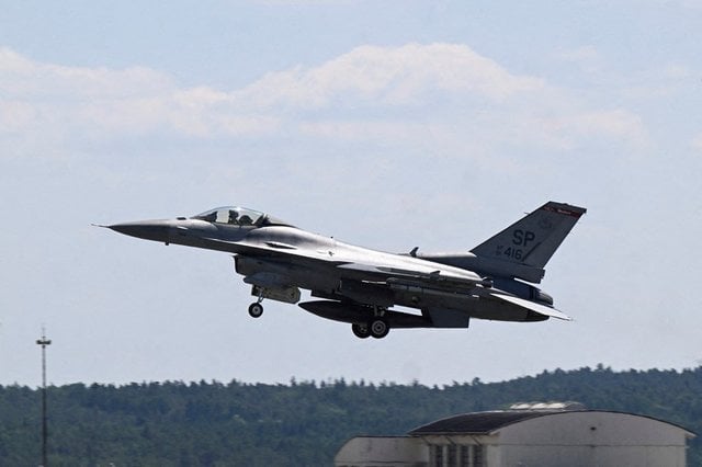 ルーマニア空軍は、月曜日に、高地でのフライトと、F-16ファイティングファルコン航空機との超音速便でのフライトを3月10日まで発表しました。