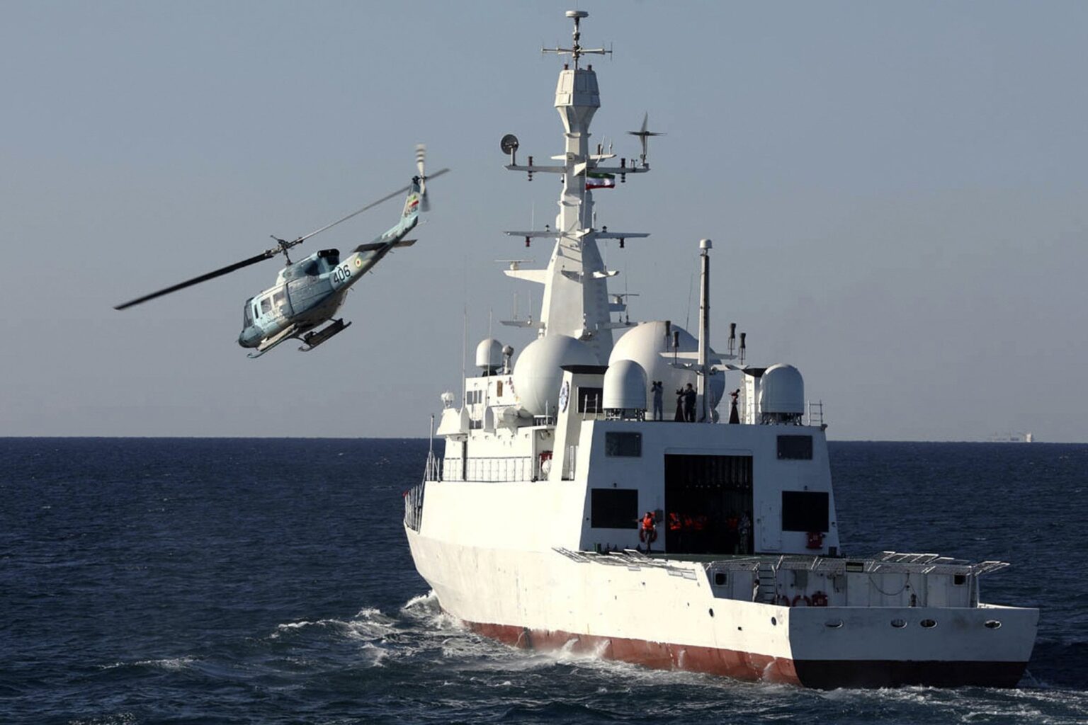 ビデオは、イランの海に到着したロシアと中国の軍艦を示しています
