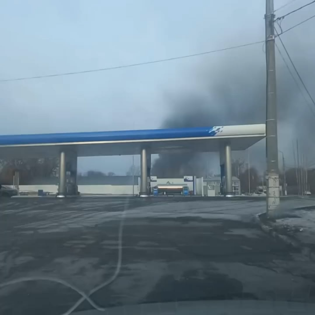 ロシア連邦のサマラ地域でウクライナUAVによって攻撃されたノボキビシェフの石油精製所での火災。この工場はRosneft Corporationに属し、その容量は年間880万トンの石油と推定されています。