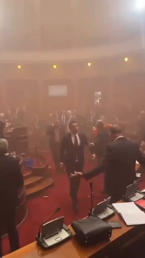 その間に近隣のセルビアで何が起こるか