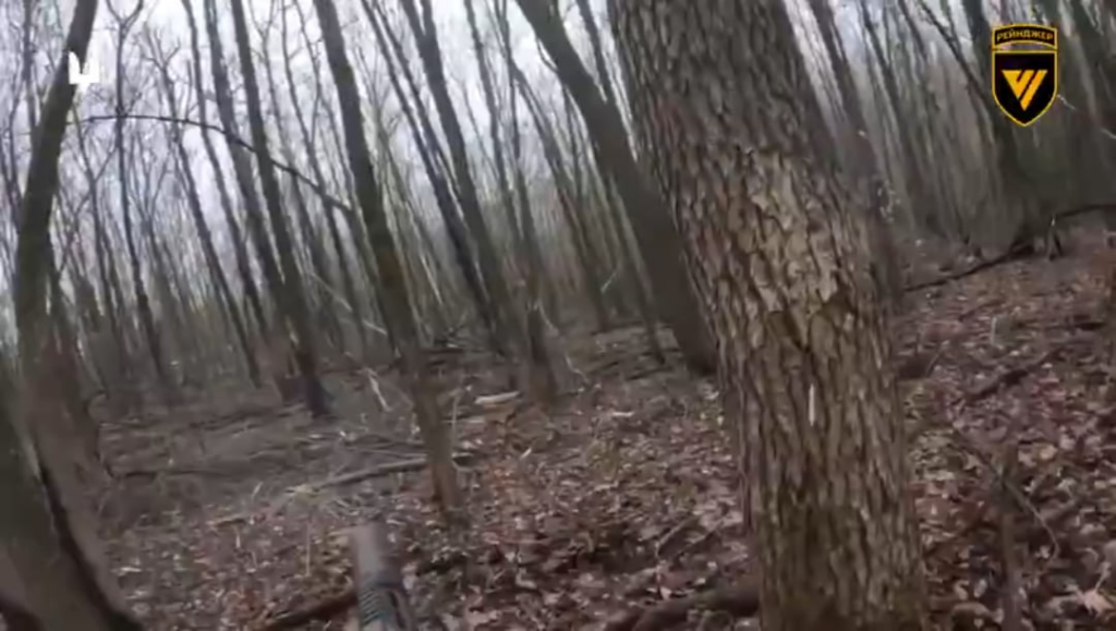 NSFW：ウクライナ人のレンジャーは、クルスク・オブラストの森で敵の位置をクリアしました。 [Published 07.03.2025 by the SOF]