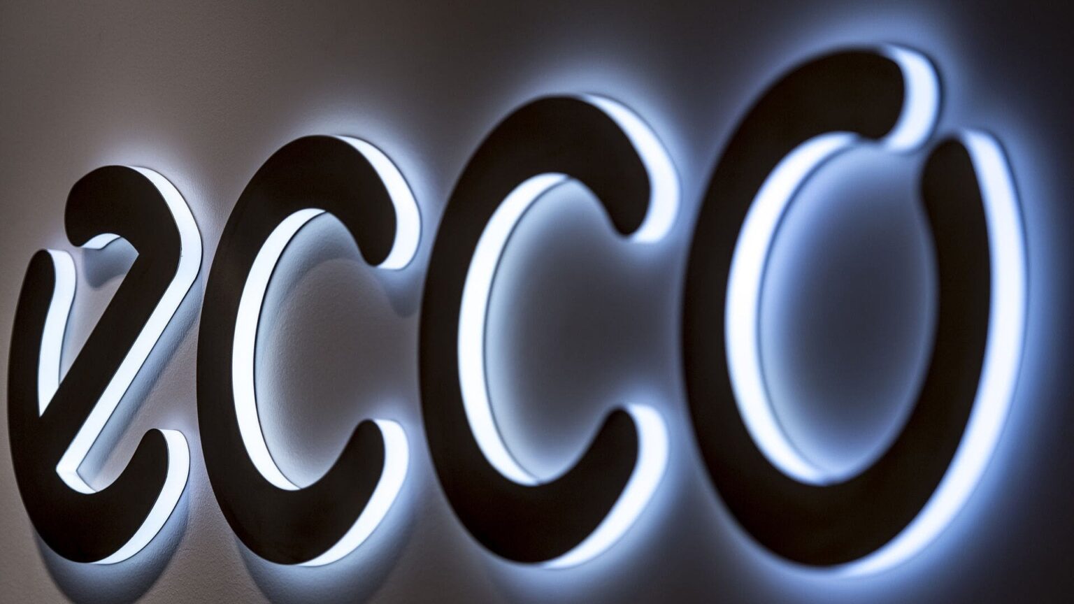 ECCOには3人の義務のある赤字があります