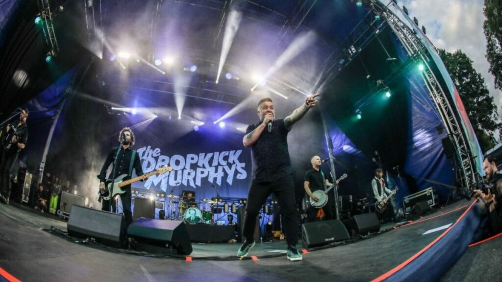 Dropkick Murphysの歌手は、Maga Fansに「Boston Showで「F – K Upをシャット」と伝えます。「ここには王はいません」|ビデオ