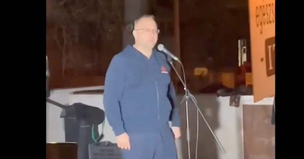 シゾルノク市長は、何百人もの人々のデモンストレーションの前で政府をscりました