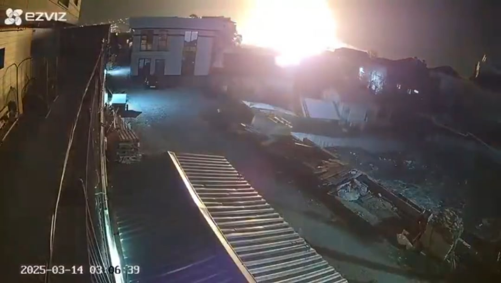 2025年3月14日にロシアのTuapse Oil Refineryでの新しい長距離ミサイル「ネプチュン」の最初の使用を示すと主張された映像