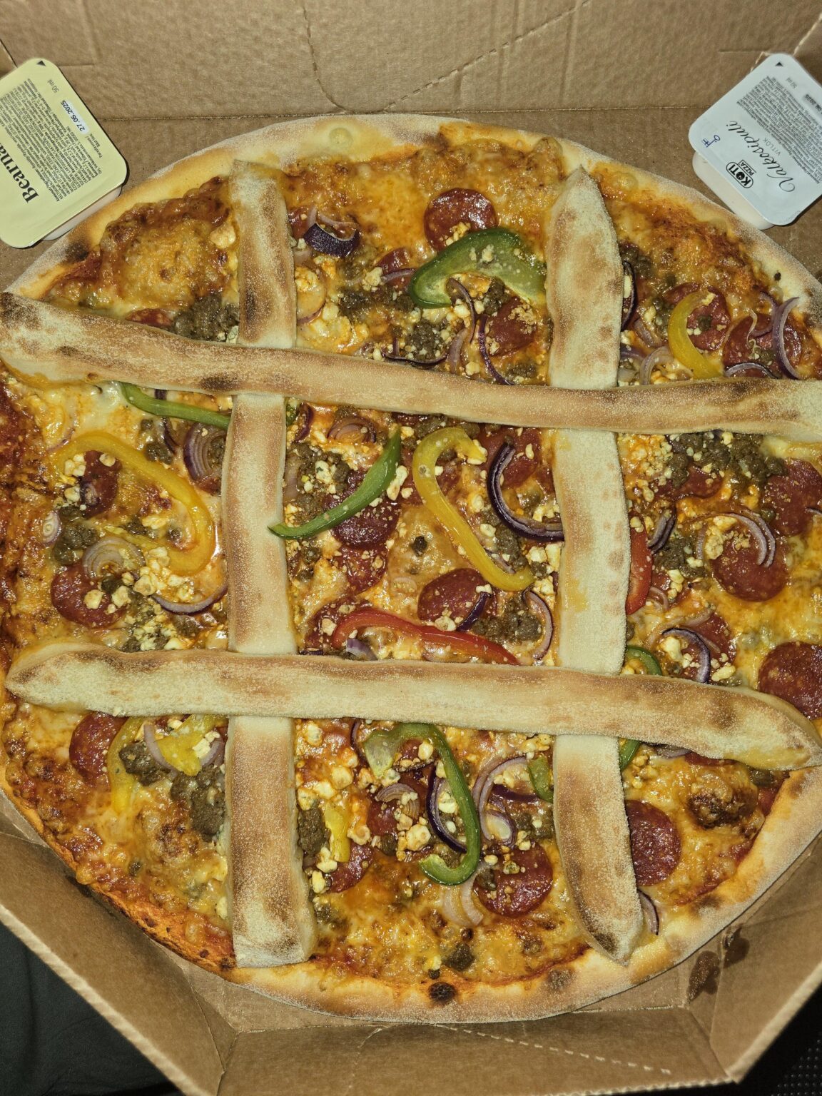 Kotipizzaはフィンランドのユニークなピザ体験ですか？伸縮性のあるパンにディップが付いていますか？大好きです