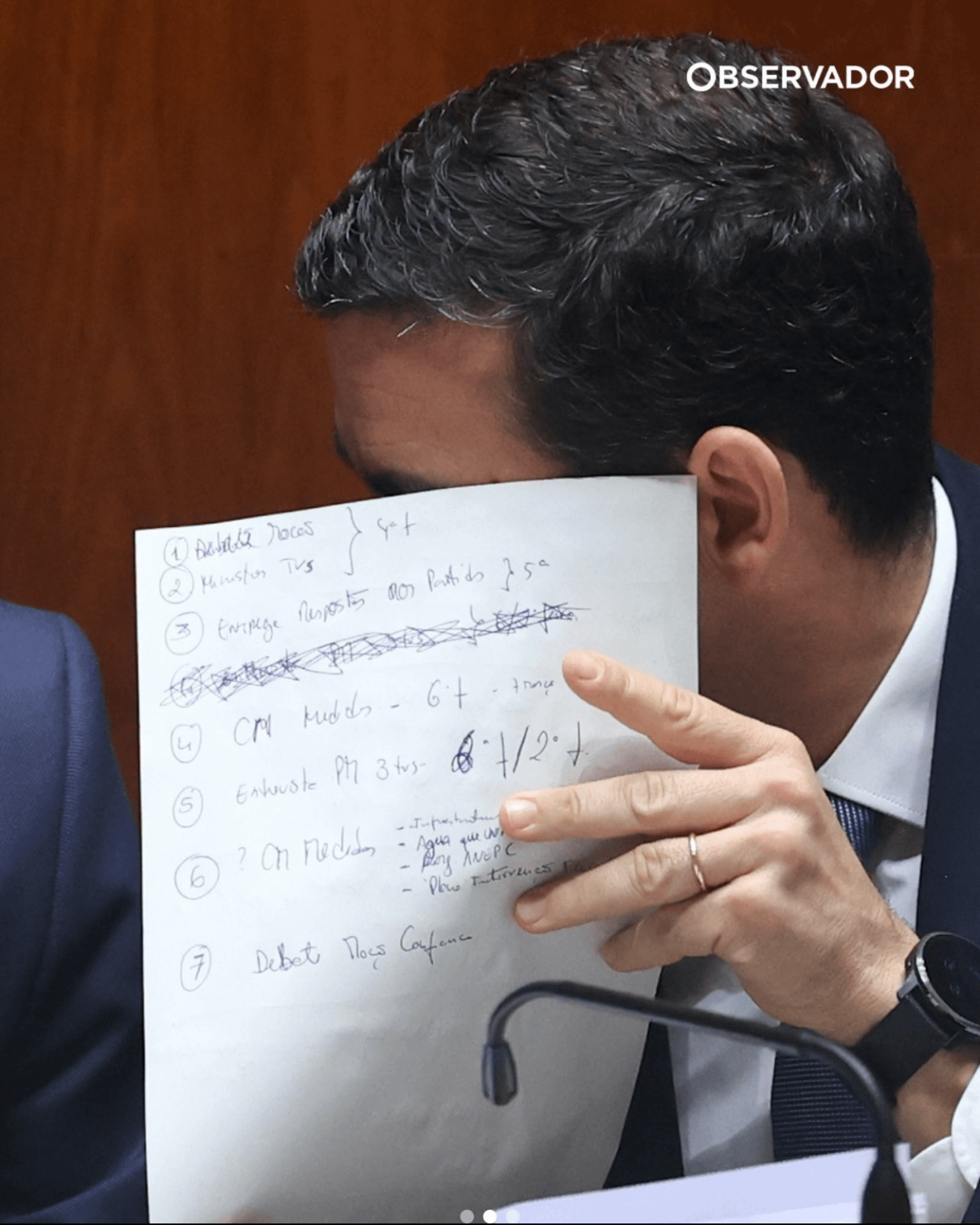 オブザーバーは、政府の政治危機のための戦略でレイタ・アマロ大臣からのメモを撮影します
