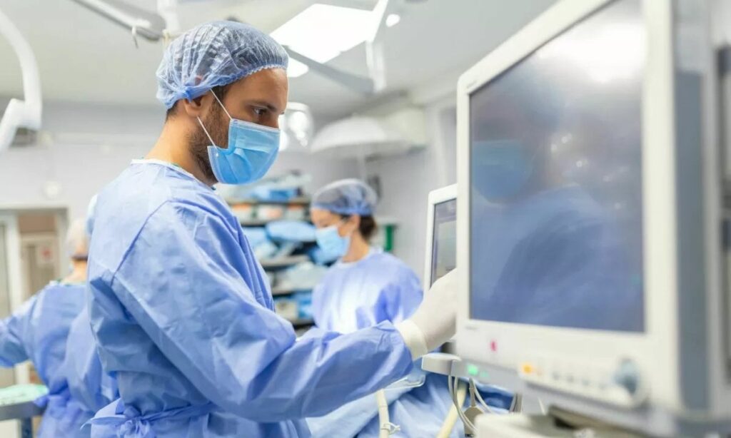 胆石から死まで：3つの病院がお互いに責任を延期しました