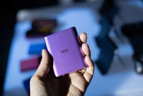 世界初のスマホにくっつけてモバイルバッテリーとしても使えるワイヤレスイヤホン「HMD Amped Buds」が登場 - 画像