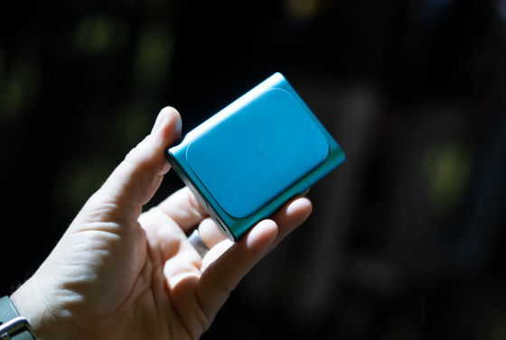 世界初のスマホにくっつけてモバイルバッテリーとしても使えるワイヤレスイヤホン「HMD Amped Buds」が登場 - 画像