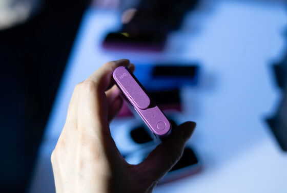 世界初のスマホにくっつけてモバイルバッテリーとしても使えるワイヤレスイヤホン「HMD Amped Buds」が登場 - 画像