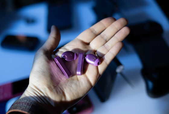 世界初のスマホにくっつけてモバイルバッテリーとしても使えるワイヤレスイヤホン「HMD Amped Buds」が登場 - 画像