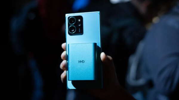 世界初のスマホにくっつけてモバイルバッテリーとしても使えるワイヤレスイヤホン「HMD Amped Buds」が登場|au Webポータル経済・ITニュース