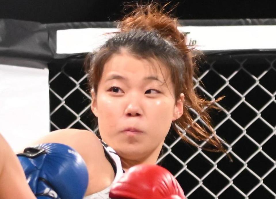 「情けない姿をみせてしまって本当にすみませんでした」ＭＭＡデビュー戦完敗のＢＤ女子選手が号泣 夫が優しく慰める ４児の母元ＲＩＺＩＮガールに敗戦 - デイリースポーツ