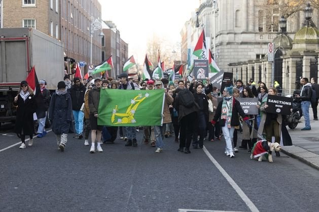 パレスチナを支援するためにオコネル橋で介入した座り込み抗議が舞台になると、ダブリン市内中心部が停止します