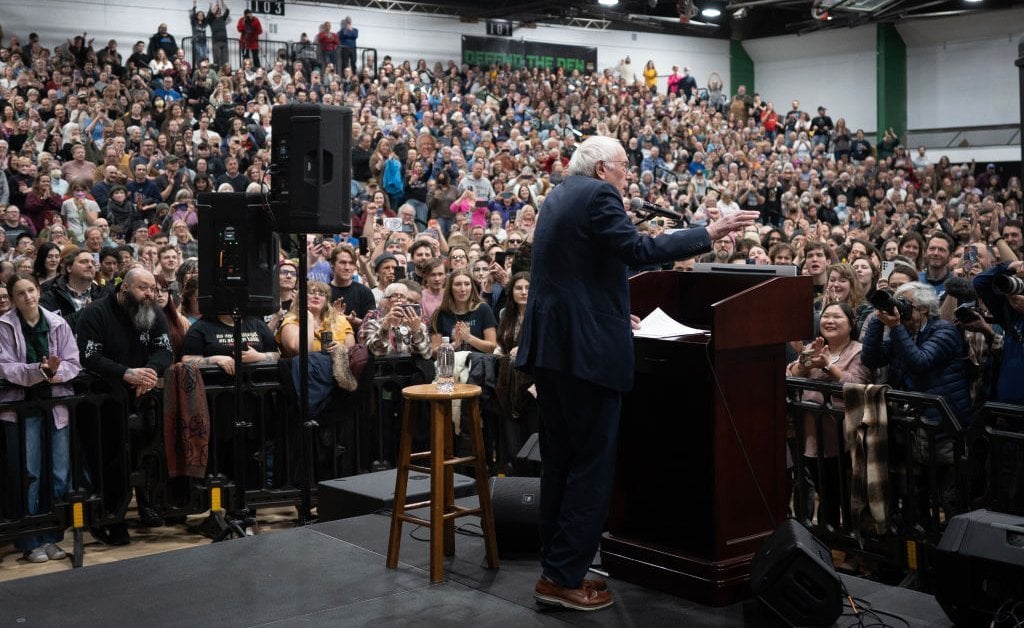 数千人が彼の「停止oligarchyツアー」集会に参加すると、バーニー・サンダースは反トランプ抵抗の顔になります