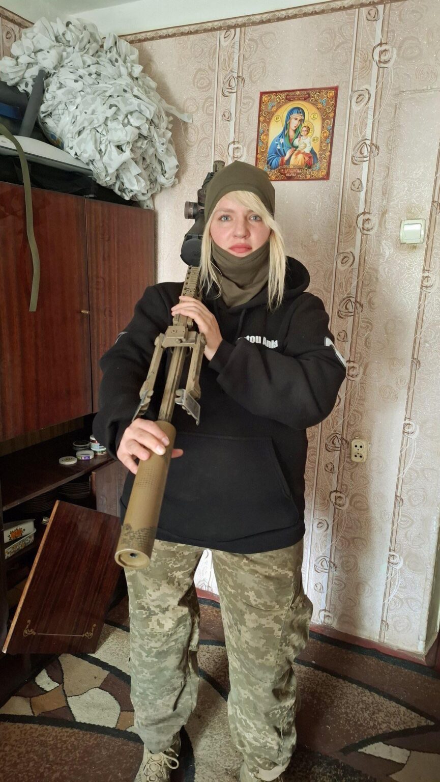 ウクライナのボランティアは、抑制装置を備えた狙撃ライフルで - 彼女はウクライナ海兵隊出身です。
