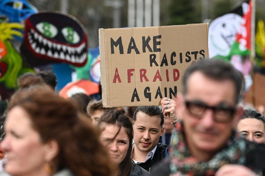 数万人が人種差別と極右に対してフランスの路上に連れて行った