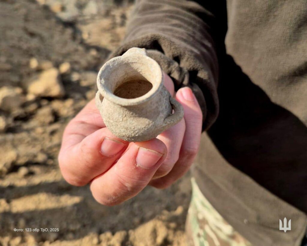 Mykolaiv Oblast-ウクライナの領土防衛部隊の第123旅団の兵士の兵士は、紀元前6世紀から5世紀までの場所を発見しました。アーティファクトの中には、古代のギリシャからのイオニアのアンフォラと古代ギリシャのワインを大事にする水差しがありました。
