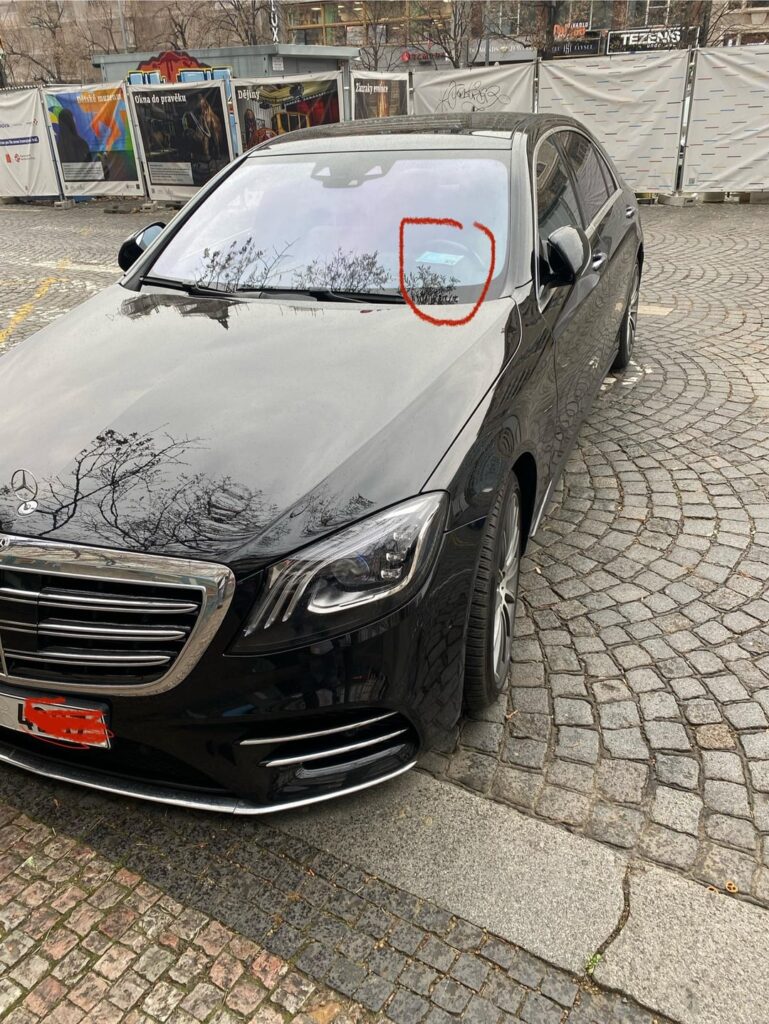 金持ちは、障害者許可を備えた駐車券を支払うことを避けます-Prague？