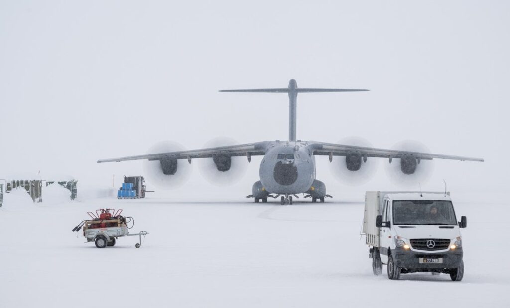 フランス空軍はグリーンランドの滑走路に着陸することを練習しています