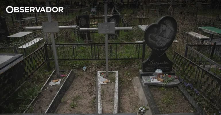 アブランテスからの3つの墓地の宗教的なイメージと盗まれた金属オブジェクト