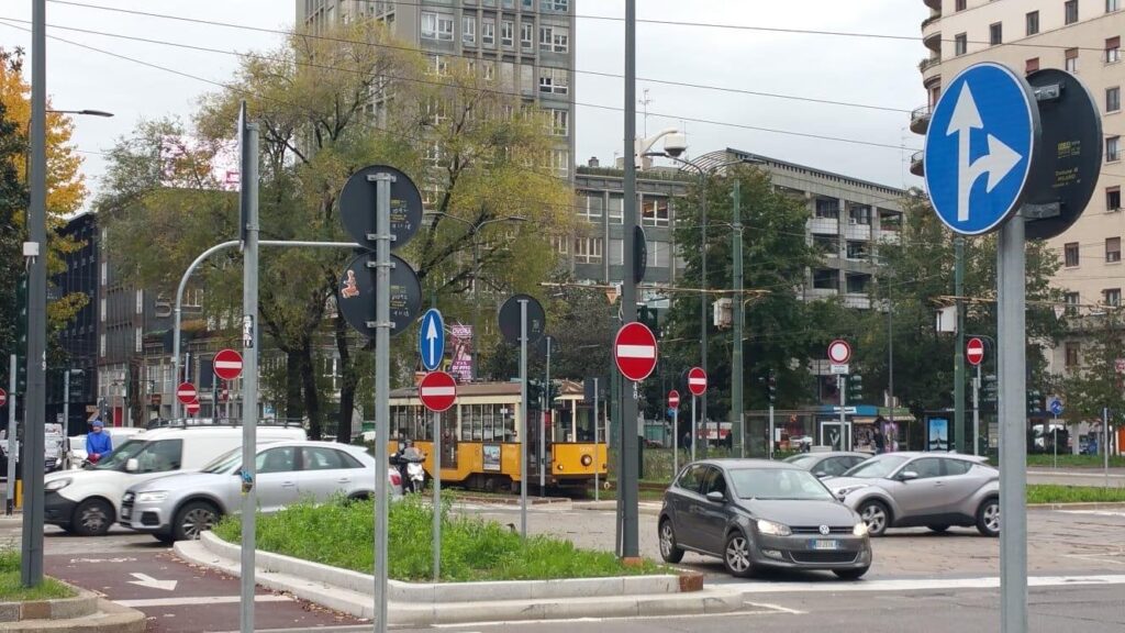 道路標識、侵略。 「彼らはイタリア人よりも8,800万人です。役に立たないまたは間違っています10 "のうち6"