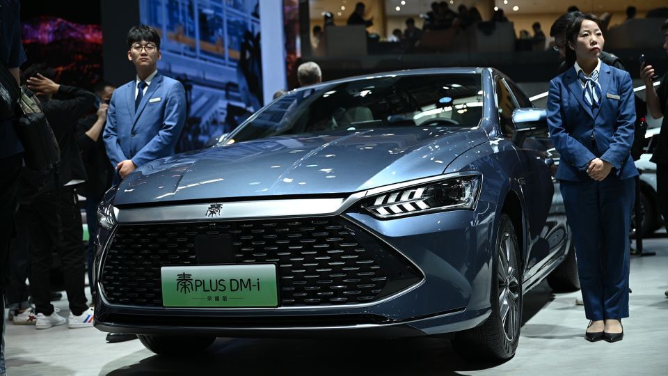北京のモーターショーで展示されるＢＹＤのコンパクトセダン「秦」/Johannes Neudecker/dpa/picture alliance/Getty Images
