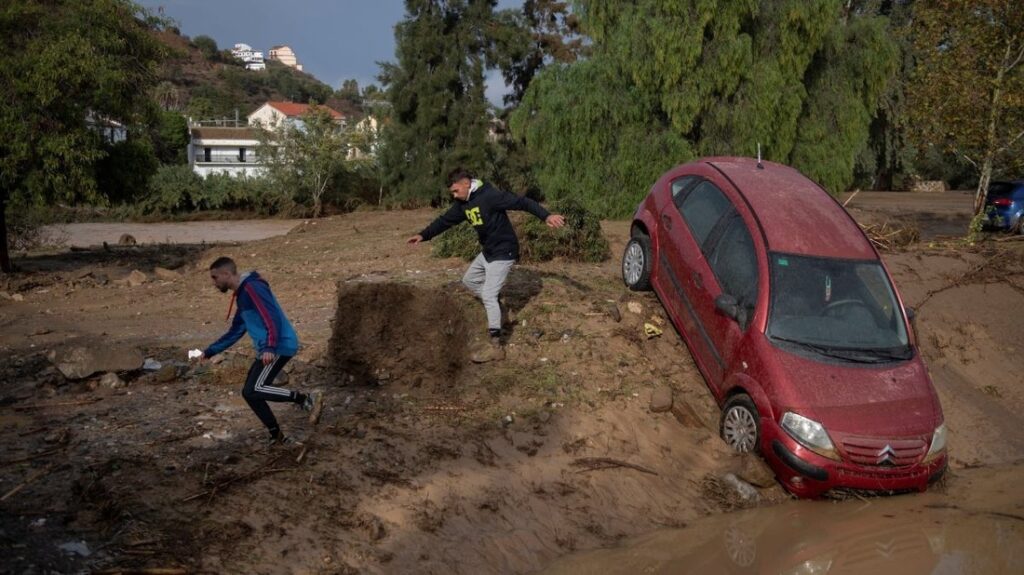 スペイン南部と東部で激しい鉄砲水、３００ミリ超える雨も - CNN.co.jp
