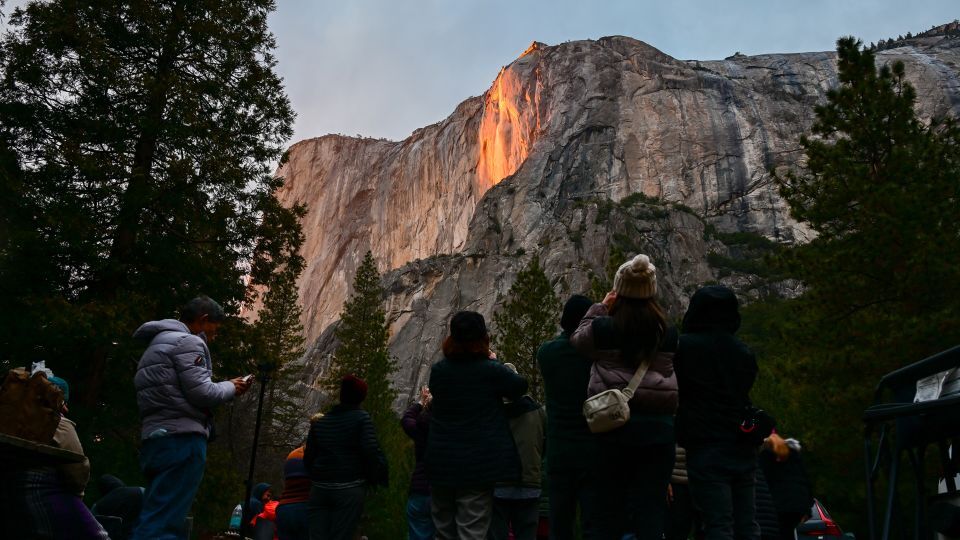 滝を流れる水が沈みゆく太陽のオレンジ色の光を反射し、燃えているかのように見える米ヨセミテ国立公園の「ファイアフォール(炎の滝)」/Tayfun Cokun/Anadolu/Getty Images