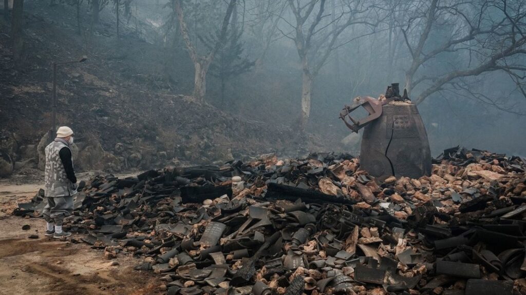 韓国山火事で消防ヘリが墜落、操縦士死亡 - CNN.co.jp