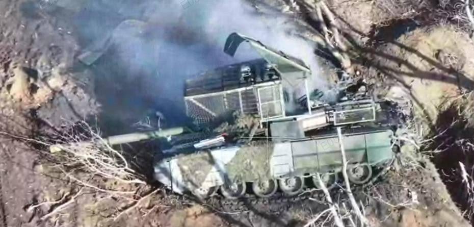 ロシアのT -90m「ブレークスルー」メインバトルタンク（MBT）は、砲塔の周りのアンチドローンケージ保護を備えています - シェルクレーターに閉じ込められた後、放棄および無効になって - ドネツクオブラスト。