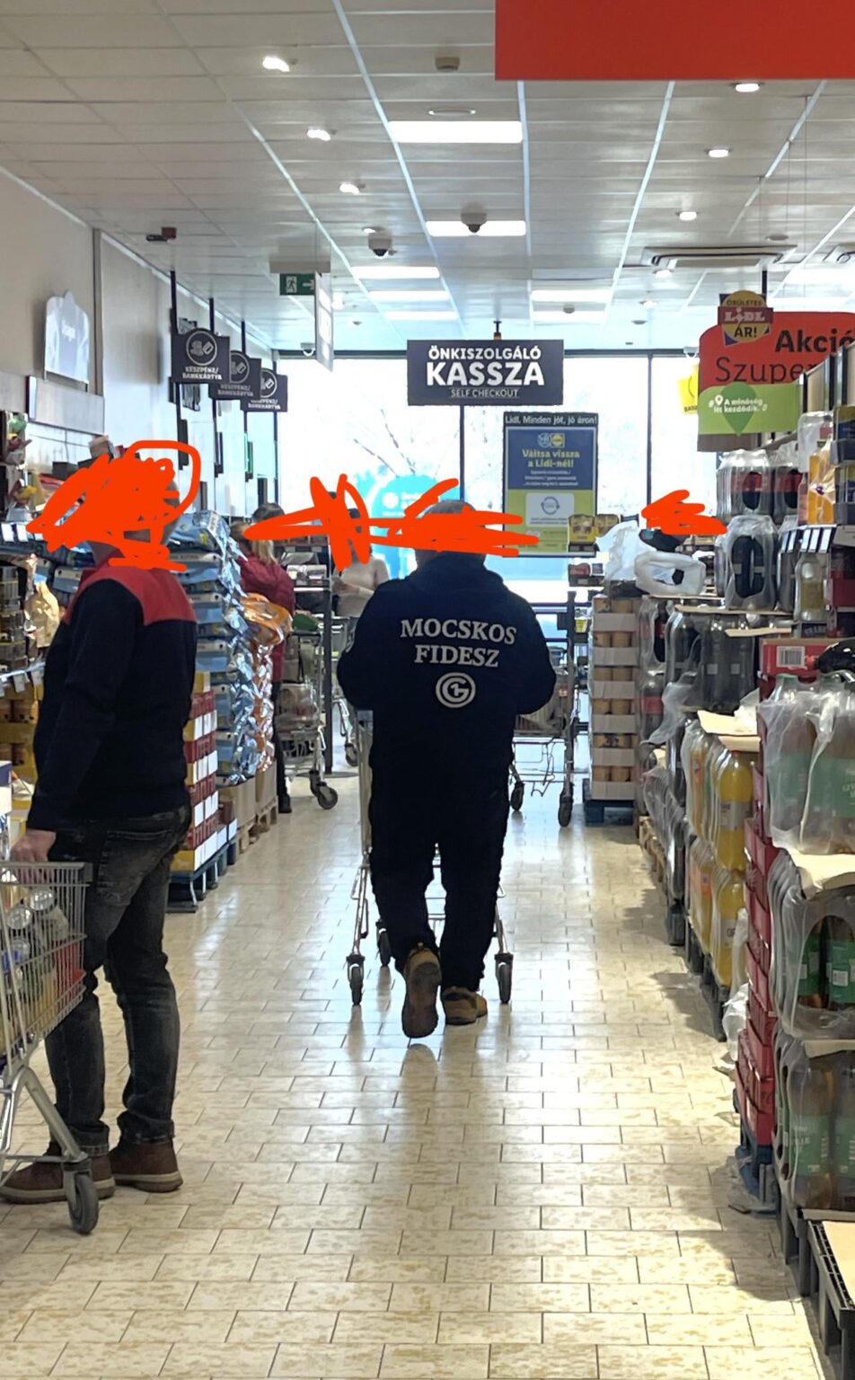 Lidlで笑顔の叔父は彼の意見を隠しません