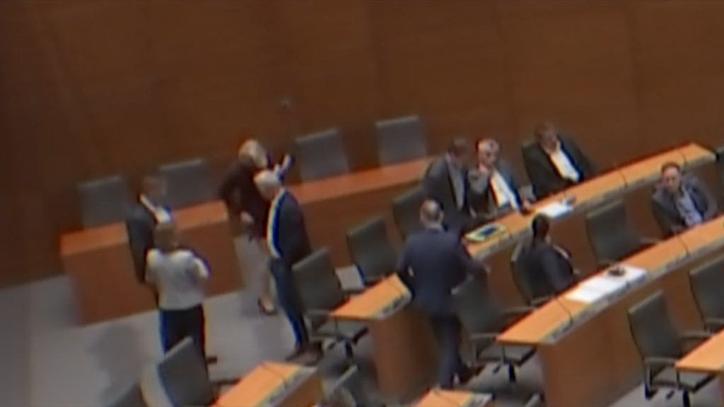 挑発と議会の翼の育成：「私は両方をprim責するために与えるだろう」