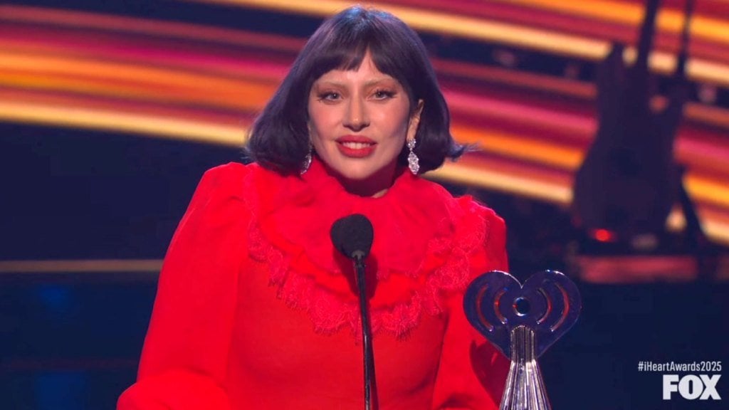 レディー・ガガは、LGBTQ+コミュニティがIHeartradio Music Awardsのスピーチで「より良い世界を変えた」と言います。
