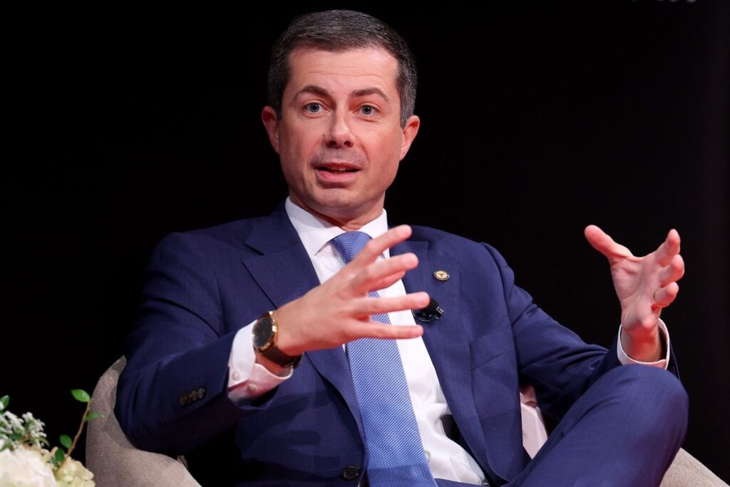 ピート・バッティゲグはミシガン州上院レースに参加しないことを決定し、2028年の大統領選挙のためにドアを開いたままにしておくこと