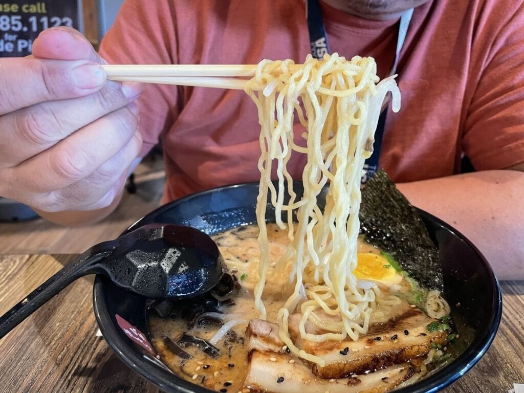 「ラーメン食べてる時に話しかけないでくれ」しつこい友人につい注意…賛否わかれる